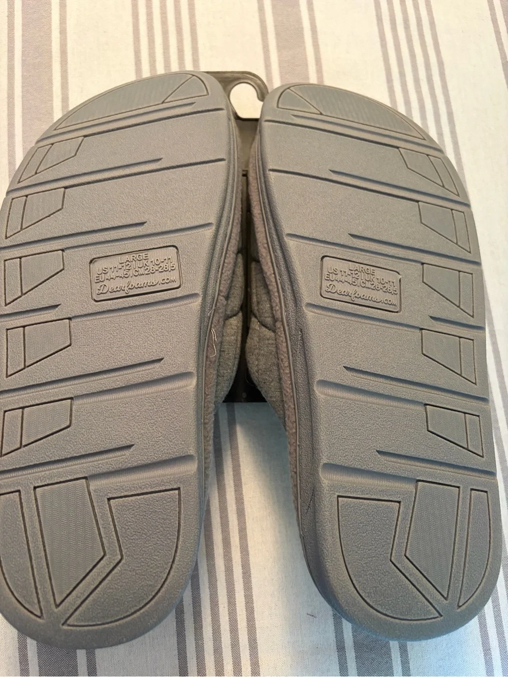 dearfoams Men’s Gray Quilted Gel-Infused Memory Foam Slippers